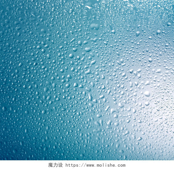 清新蓝色磨砂质感玻璃上的水珠背景